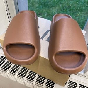 Yeezy Slides Men’s size 14 (Flax)